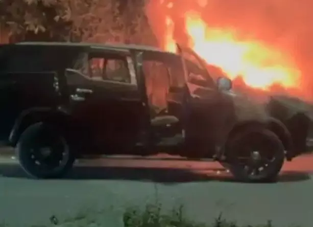 चलती फॉर्च्यूनर में लगी आग- दो भाइयों ने ऐसे बचाई अपनी जान चलती फॉर्च्यूनर में लगी आग- दो भाइयों ने ऐसे बचाई अपनी जान