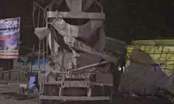 हाईवे की रेलिंग व नाला तोड़ दुकान में घुसा ट्रक- मची अफरा तफरी हाईवे की रेलिंग व नाला तोड़ दुकान में घुसा ट्रक- मची अफरा तफरी