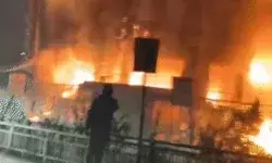 चार मंजिला होटल में भयंकर आग- बाथरूम में घुसे युवक की मौत चार मंजिला होटल में भयंकर आग- बाथरूम में घुसे युवक की मौत