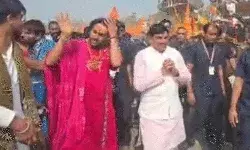 सनातन पदयात्रा- CM ने धीरेंद्र के साथ सड़क पर बैठ खाए पूडी सब्जी सनातन पदयात्रा- CM ने धीरेंद्र के साथ सड़क पर बैठ खाए पूडी सब्जी