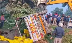 गौवंश से भरी गाड़ी पलटी- तस्कर हुए फरार- पुलिस ने कब्जे.. गौवंश से भरी गाड़ी पलटी- तस्कर हुए फरार- पुलिस ने कब्जे..