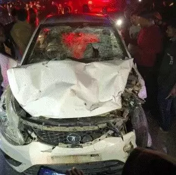 दुल्हन के दरवाजे पर हादसा- कार ने बारातियों को रौंदा- मचा हाहाकार दुल्हन के दरवाजे पर हादसा- कार ने बारातियों को रौंदा- मचा हाहाकार