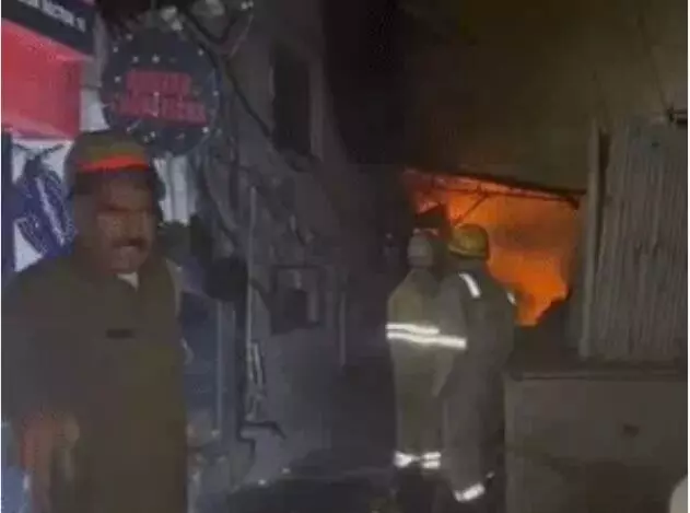 रेस्टोरेंट में लगी आग बिल्डिंग के अंदर पहुंची- चारों तरफ धुआं ही धुआं रेस्टोरेंट में लगी आग बिल्डिंग के अंदर पहुंची- चारों तरफ धुआं ही धुआं