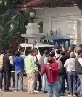 राज भवन पहुंचे सीएम ने दिया इस्तीफा- विधायक दल की बैठक आज राज भवन पहुंचे सीएम ने दिया इस्तीफा- विधायक दल की बैठक आज