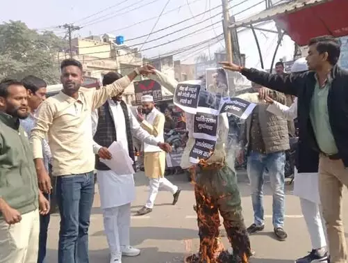 मुस्लिमों ने सड़क पर उतरकर किया प्रदर्शन- फूंका आतंकवाद का पुतला मुस्लिमों ने सड़क पर उतरकर किया प्रदर्शन- फूंका आतंकवाद का पुतला