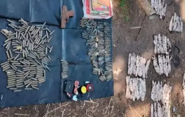 जंगल में गुफा के अंदर मिला विस्फोटकों एवं हथियारों का बड़ा जखीरा जंगल में गुफा के अंदर मिला विस्फोटकों एवं हथियारों का बड़ा जखीरा