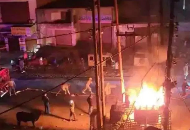 बैंक के सामने ट्रांसफार्मर में लगी भयंकर आग- मची अफरा तफरी बैंक के सामने ट्रांसफार्मर में लगी भयंकर आग- मची अफरा तफरी