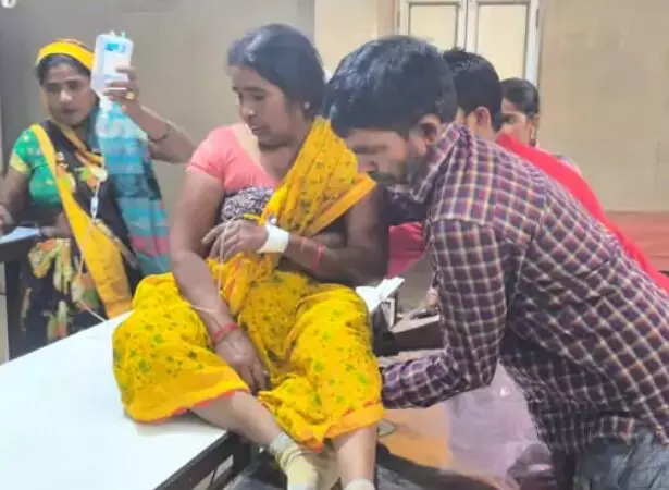 खाना बनाते समय हादसा- भरभराकर गिरी मकान की छत मां बेटी.. खाना बनाते समय हादसा- भरभराकर गिरी मकान की छत मां बेटी..