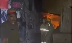 रेस्टोरेंट में लगी आग बिल्डिंग के अंदर पहुंची- चारों तरफ धुआं ही धुआं रेस्टोरेंट में लगी आग बिल्डिंग के अंदर पहुंची- चारों तरफ धुआं ही धुआं