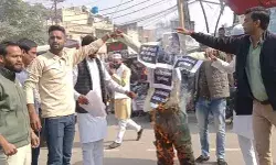 मुस्लिमों ने सड़क पर उतरकर किया प्रदर्शन- फूंका आतंकवाद का पुतला