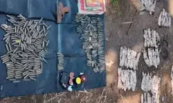 जंगल में गुफा के अंदर मिला विस्फोटकों एवं हथियारों का बड़ा जखीरा जंगल में गुफा के अंदर मिला विस्फोटकों एवं हथियारों का बड़ा जखीरा