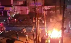 बैंक के सामने ट्रांसफार्मर में लगी भयंकर आग- मची अफरा तफरी बैंक के सामने ट्रांसफार्मर में लगी भयंकर आग- मची अफरा तफरी