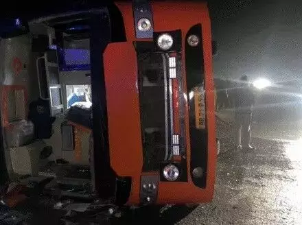 एक्सप्रेस वे पर पलटी स्लीपर बस- सीटें काटकर निकाले यात्री- कई मरे