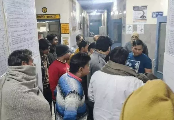 दूध टैंकर ने बाइक में मारी टक्कर- एक की मौत- तीन युवक घायल