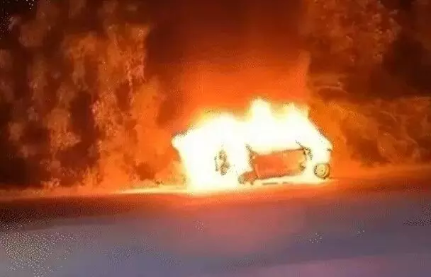 नवजात लेकर जा रही एंबुलेंस में आग- पिता डॉक्टर नर्स व बच्चे की मौत