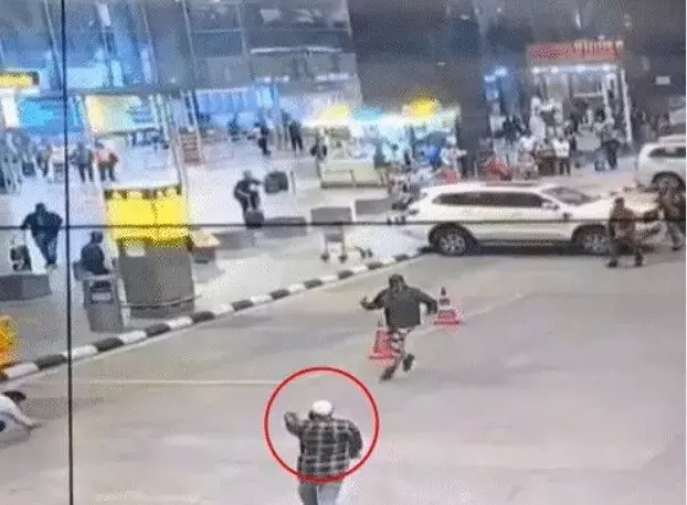 टैक्सी ड्राइवर पर अटैक की कोशिश- एयरपोर्ट पर चाकू ले दौड़ा युवक