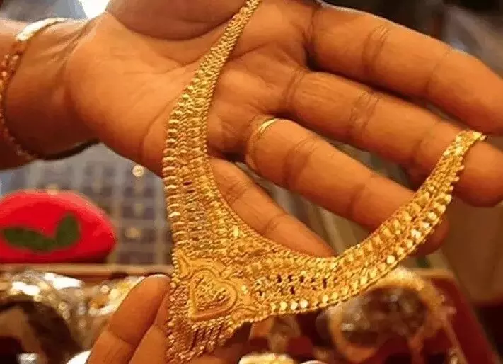 सोने चांदी के दामों में गिरावट जारी- दोनों धातुओं ने फिर लगाया गोता