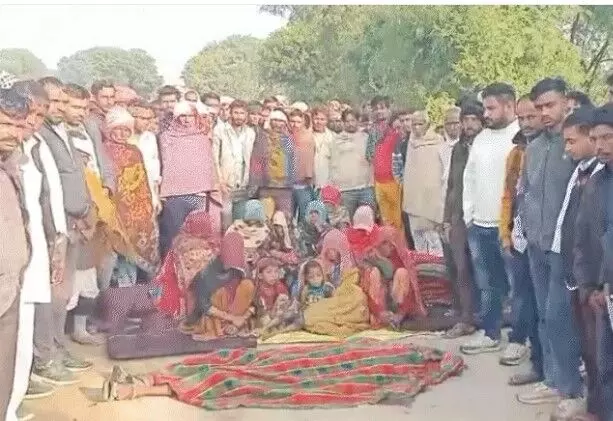 बजरी भरी ट्रैक्टर ट्राली ने युवक को रौदा -सड़क पर शव रख लगाया जाम