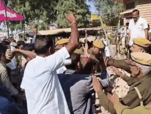 सूरजमल की मूर्ति लगाने को लेकर बवाल- बरसाए पत्थर- की नारेबाजी सूरजमल की मूर्ति लगाने को लेकर बवाल- बरसाए पत्थर- की नारेबाजी