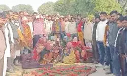 बजरी भरी ट्रैक्टर ट्राली ने युवक को रौदा -सड़क पर शव रख लगाया जाम