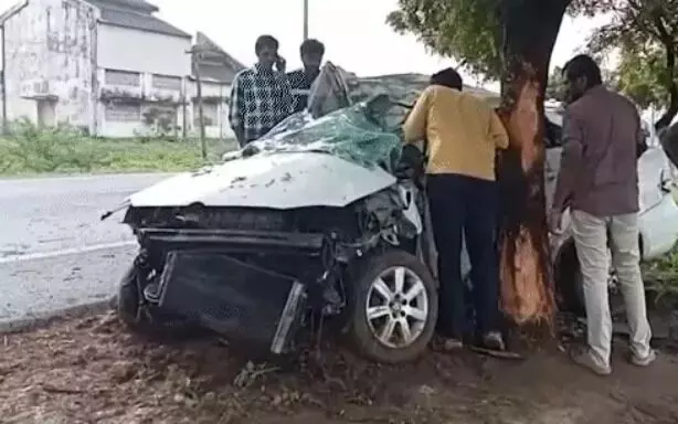 सड़क पर फिसली कार पेड़ से भिडी- उडे परखच्चे- 3 डॉक्टरों की मौत सड़क पर फिसली कार पेड़ से भिडी- उडे परखच्चे- 3 डॉक्टरों की मौत