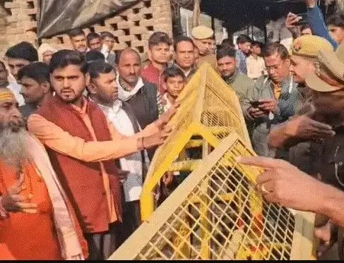 विरोध के बीच संभल में हरिहर पदयात्रा शुरू- महंत ने हटाई बेरिकेडिंग