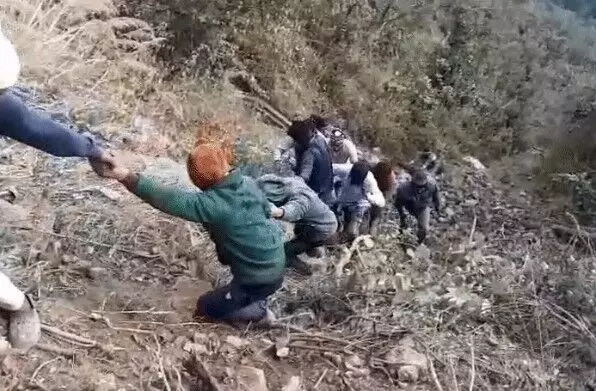 साइड देने पर बेकाबू हुआ डंपर खाई में गिरा- ड्राइवर की मौत- दो अन्य.. साइड देने पर बेकाबू हुआ डंपर खाई में गिरा- ड्राइवर की मौत- दो अन्य..