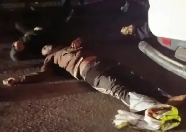 खड़े ट्रक में पीछे से घुसी स्कॉर्पियो- एक ही परिवार के 6 की मौत खड़े ट्रक में पीछे से घुसी स्कॉर्पियो- एक ही परिवार के 6 की मौत