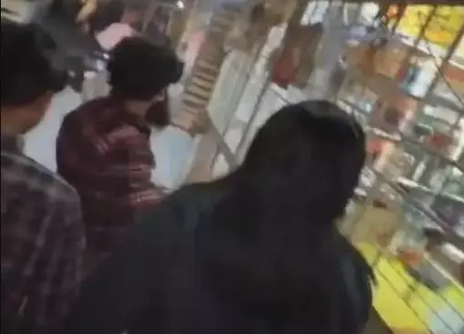 ठेका बंद कराने को लेकर हंगामा- रास्ते से निकलते हैं प्रेमानंद