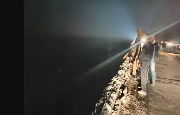 रेलिंग तोड़कर पुल से नदी में गिरा ट्रक- ड्राइवर ने हवा में ही छलांग..