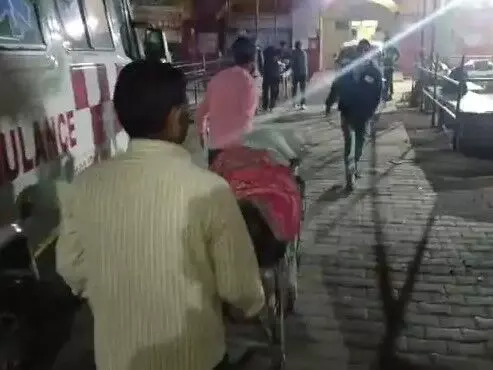 बिना रिफ्लेक्टर खड़ी ट्रैक्टर ट्रॉली से टकराई बाइक-पति की मौत- पत्नी..