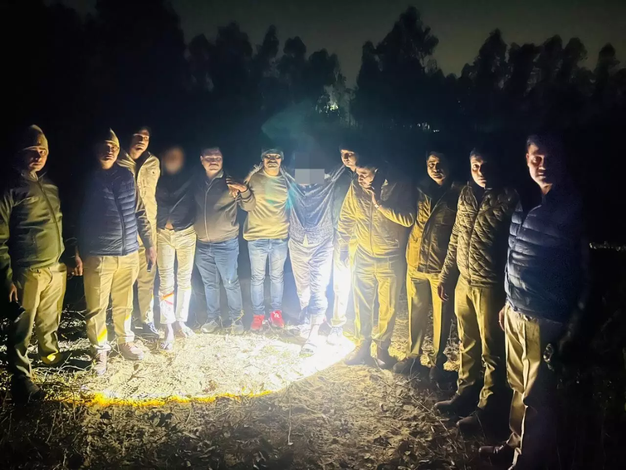 गोवंश काट रहे बदमाशों की पुलिस से मुठभेड़- घायल कर किए दो अरेस्ट