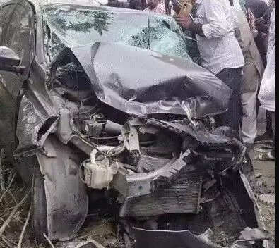 बर्थडे मनाकर लौट रहे युवकों की कार रेलिंग से टकराई- दो की मौत-3 गंभीर