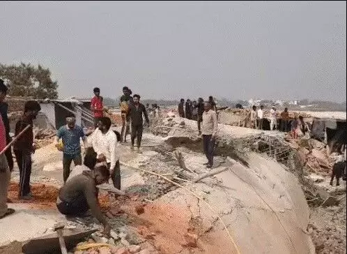 तीन मंजिला मकान का लेंटर गिरने से दबे मजदूर-3 को निकाला बाहर
