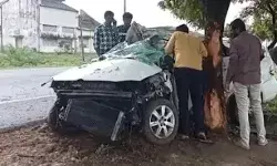 सड़क पर फिसली कार पेड़ से भिडी- उडे परखच्चे- 3 डॉक्टरों की मौत