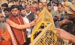 विरोध के बीच संभल में हरिहर पदयात्रा शुरू- महंत ने हटाई बेरिकेडिंग