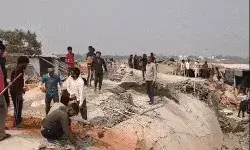 तीन मंजिला मकान का लेंटर गिरने से दबे मजदूर-3 को निकाला बाहर तीन मंजिला मकान का लेंटर गिरने से दबे मजदूर-3 को निकाला बाहर