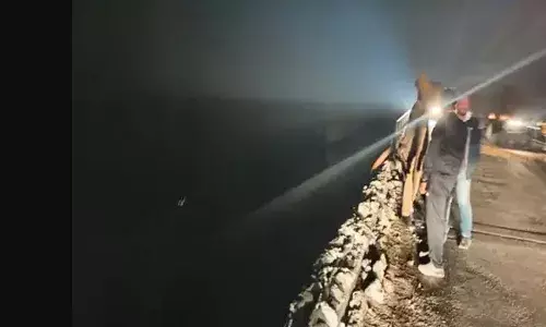 रेलिंग तोड़कर पुल से नदी में गिरा ट्रक- ड्राइवर ने हवा में ही छलांग..