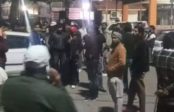 पूरा परिवार खत्म- स्विफ्ट की टक्कर से 10 फीट तक बिखरी लाशें पूरा परिवार खत्म- स्विफ्ट की टक्कर से 10 फीट तक बिखरी लाशें