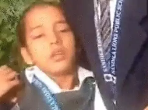 स्कूल में अचानक गैस रिसाव- कई बच्चे बेहोश होकर गिरे- टीचर गोद में.