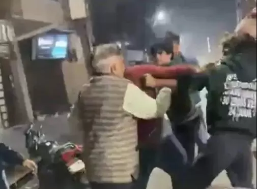 तेरी स्कूटी मेरी कार से आगे कैसे निकली- बाप बेटे पर जानलेवा अटैक