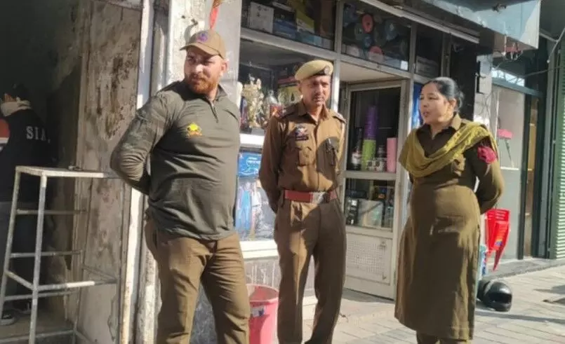 पुलिस व SAI का अखबार के दफ्तर पर छापा- AK 47, पिस्टल की गोलियां..