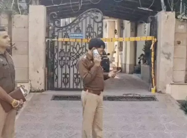 चौकीदार को चाकू मारकर निर्यातक के घर लूट- पाॅश कालोनी में..