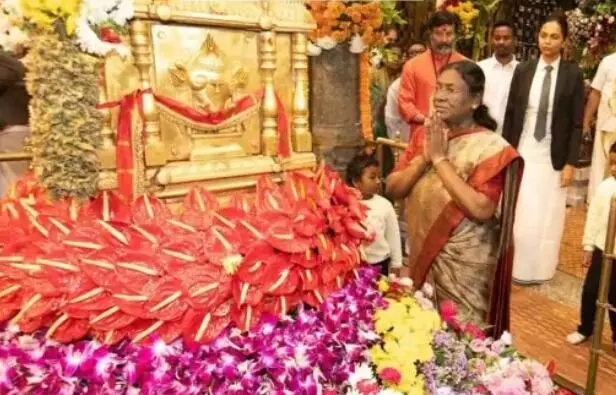 वेंकटेश्वर मंदिर पहुंची राष्ट्रपति ने पूजा कर ध्वज स्तंभ पर की...