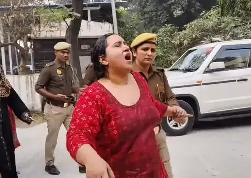 पति से परेशान महिला का एसएसपी दफ्तर पर आत्मदाह का प्रयास