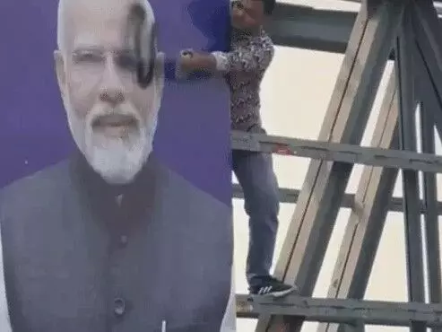 पीएम एवं सीएम के पोस्टर पर पोती कालिख- लिखा वोट चोरी गद्दी छोड़