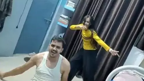 सरकारी मकान में डॉक्टर का धमाल- मंगेतर संग डांस कर लगाए ठुमके