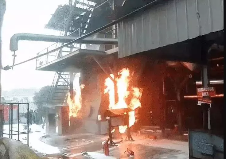 ऑयल प्लांट में लगी भयंकर आग- 25 से अधिक फायर ब्रिगेड की गाड़ियां..