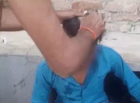 लड़की का पीछा कर गांव तक पहुंचे शोहदों का मेकअप कर जुलूस निकाला