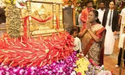 वेंकटेश्वर मंदिर पहुंची राष्ट्रपति ने पूजा कर ध्वज स्तंभ पर की... वेंकटेश्वर मंदिर पहुंची राष्ट्रपति ने पूजा कर ध्वज स्तंभ पर की...